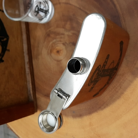 NWT SPITFIRE GIRL FLASK AND SHOT GLASSES SET - Picture 5 of 13